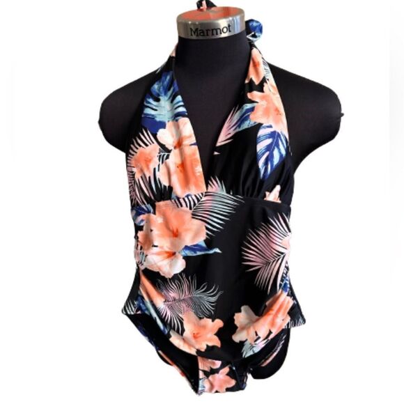 DKNY has feminine shapes in smooth, quick-drying fabric, swimsuit. Size Small - Picture 4 of 6